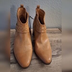 NWT FRYE And Co. Women 9.5 Tan Palma Stacked Heel Ankle Cowboy Boot Western Wear